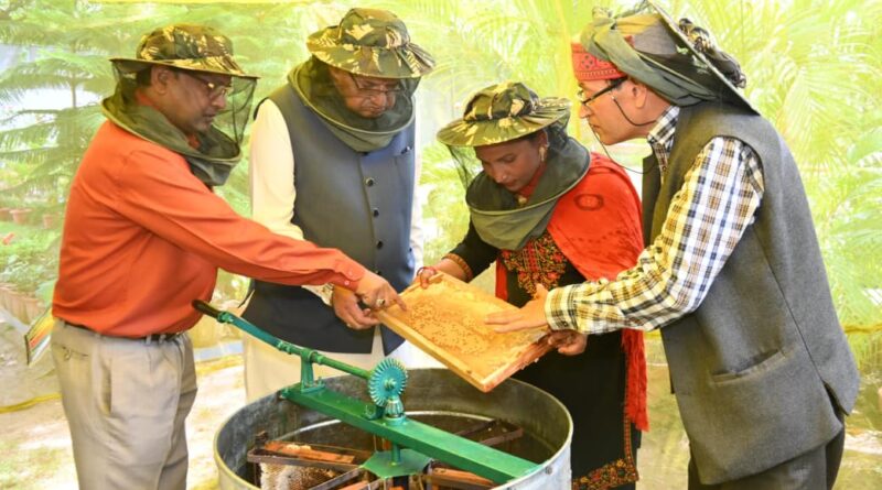 कृषि मंत्री  जोशी ने अपने शासकीय आवास में निकाला शहद, 30 बक्सों से निकला 60 किलोग्राम से अधिक हनी , कहा – मधुमक्खी उत्पादन से कृषक बढ़ा सकते हैं अपनी आय 