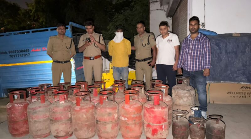 सिलेंडरों की कालाबाजारी और अवैध बिक्री करने वालों पर दून पुलिस का ‘ऑपरेशन प्रहार’ जारी –  छापा मारकर  पकड़े 32 गैस सिलेंडर ,  एक गिरफ्तार 