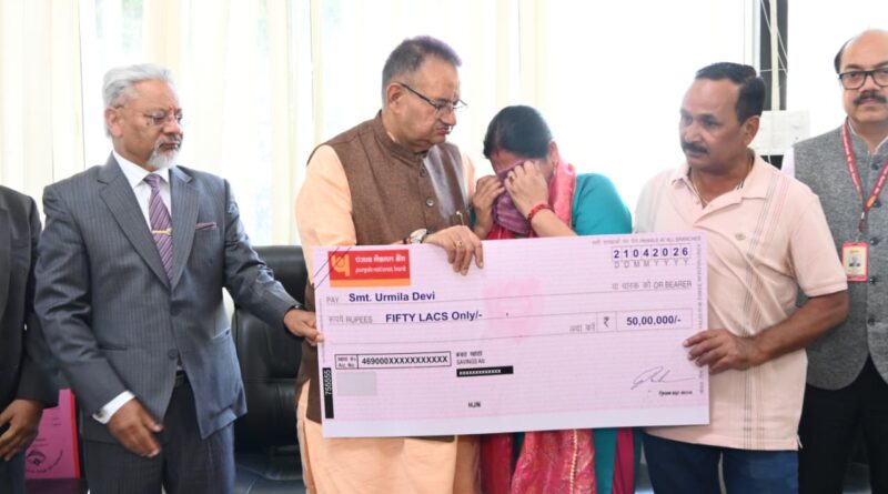 सैनिक कल्याण मंत्री   जोशी ने  उपनल कर्मचारी के परिजनों को सौंपा 50 लाख की बीमा राशि का चैक , कहा – सरकार खड़ी है प्रभावित परिवारों के साथ 