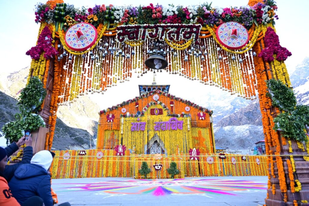 केदारनाथ धाम में उमड़ रहा आस्था का सैलाब, मात्र चार दिनों में 124782 श्रद्धालुओं ने किए बाबा के दिव्य दर्शन