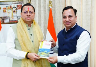 संयुक्त निदेशक सूचना केएस चौहान ने मुख्यमंत्री धामी को भेंट की अपनी पुस्तक पहलगाम … जब समय थम सा गया’ 