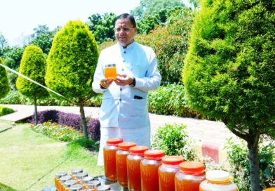 सीएम धामी ने कहा –  उत्तराखंड में शहद उत्पादन को बढ़ावा देने के लिए अपार संभावनाएं मौजूद , मुख्यमंत्री आवास परिसर में शहद निकालने की प्रक्रिया का  किया अवलोकन