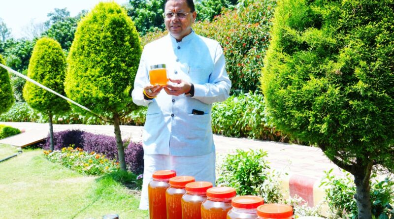 सीएम धामी ने कहा –  उत्तराखंड में शहद उत्पादन को बढ़ावा देने के लिए अपार संभावनाएं मौजूद , मुख्यमंत्री आवास परिसर में शहद निकालने की प्रक्रिया का  किया अवलोकन