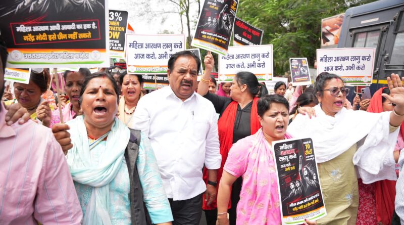 महिला कांग्रेस ने सड़कों पर उतरकर भरी हुंकार , सरकार के खिलाफ आक्रोश मार्च निकाला , विधानसभा घेराव के दौरान किया उग्र प्रदर्शन