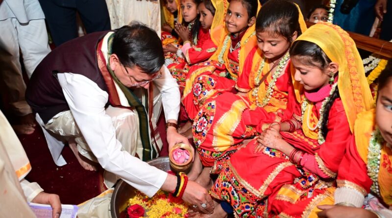 डोल आश्रम में मुख्यमंत्री  श्री पीठम स्थापना महोत्सव में हुए शामिल, 1100 कन्याओं का पूजन व माँ राजेश्वरी का किया अभिषेक