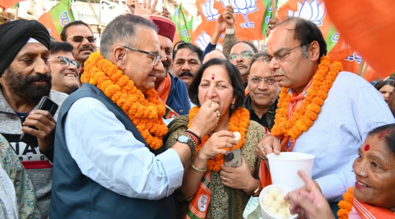 मसूरी में जमकर मना  बंगाल और असम में भाजपा की ऐतिहासिक जीत का जश्न – कैबिनेट मंत्री जोशी ने पार्टी पदाधिकारियों को  मिठाई खिलाकर दी जीत की बधाई