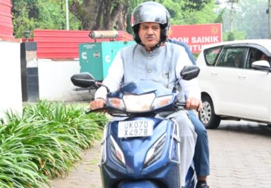 पेट्रोल-डीजल बचाएं, राष्ट्र को मजबूत बनाएं – उत्तराखंड के कृषि मंत्री  जोशी ने  वैश्विक संकट के बीच दिया ईंधन बचत का संदेश, स्कूटी से पहुंचे कैंप कार्यालय