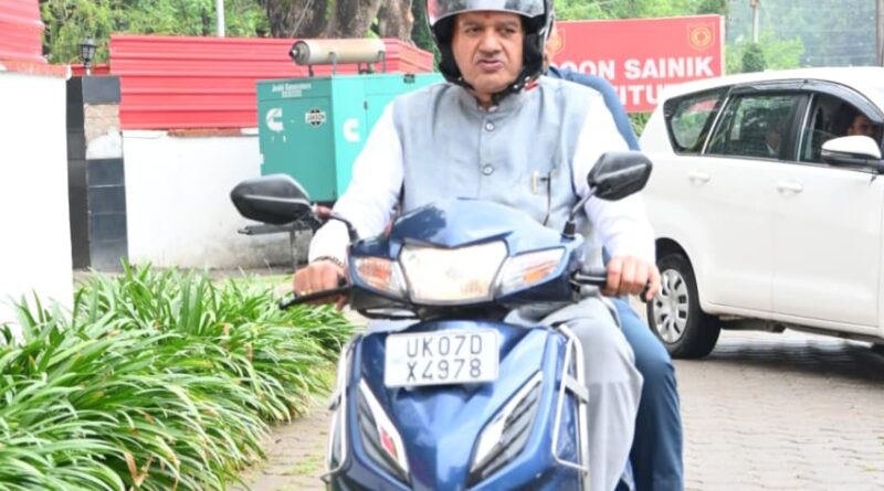 पेट्रोल-डीजल बचाएं, राष्ट्र को मजबूत बनाएं – उत्तराखंड के कृषि मंत्री  जोशी ने  वैश्विक संकट के बीच दिया ईंधन बचत का संदेश, स्कूटी से पहुंचे कैंप कार्यालय