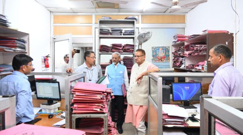 दुपहिया इलेक्ट्रिक वाहन से अचानक उपनल मुख्यालय जा धमके जोशी, किया औचक निरीक्षण ,  मचा हड़कंप