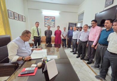 सैनिक कल्याण निदेशालय का  औचक निरीक्षण करने के लिए इलेक्ट्रिक वाहन से निकले विभागीय मंत्री जोशी ,  मंत्री को अचानक अपने बीच देखकर अधिकारियों एवं कर्मचारियों में मंच गई हलचल 