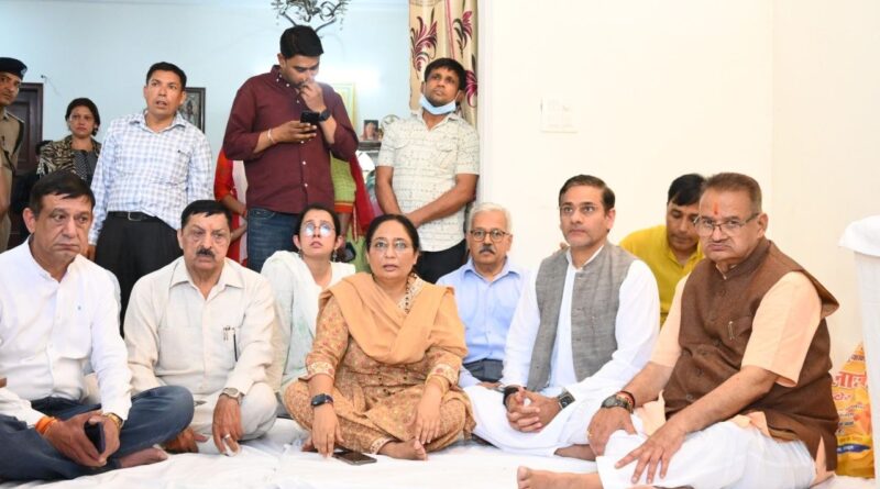 कैबिनेट मंत्री जोशी ने  पूर्व मुख्यमंत्री खंडूड़ी को पुष्पांजलि अर्पित कर दी भावपूर्ण श्रद्धांजलि, कहा -संपूर्ण जीवन राष्ट्र सेवा और जनसेवा को रहा समर्पित