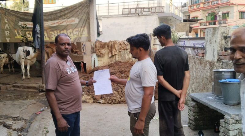 गंदगी और गोबर को नाले में बहाने वाले डेयरी स्वामियों पर चला नगर निगम का डंडा – कई का चालान कर अर्थदंड वसूला, सुधार के लिए दी गई चेतावनी