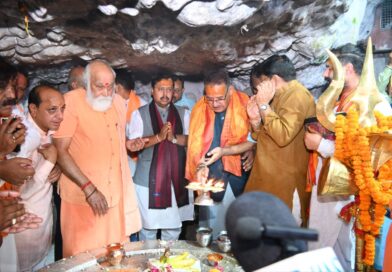 कैबिनेट मंत्री जोशी के साथ टपकेश्वर महादेव मंदिर में भाजपा राष्ट्रीय अध्यक्ष ने की पूजा अर्चना,प्रदेशवासियों के सुख, समृद्धि एवं खुशहाली की कामना कैबिनेट मंत्री जोशी के साथ टपकेश्वर महादेव मंदिर में भाजपा राष्ट्रीय अध्यक्ष ने की पूजा अर्चना,प्रदेशवासियों के सुख, समृद्धि एवं खुशहाली की कामना
