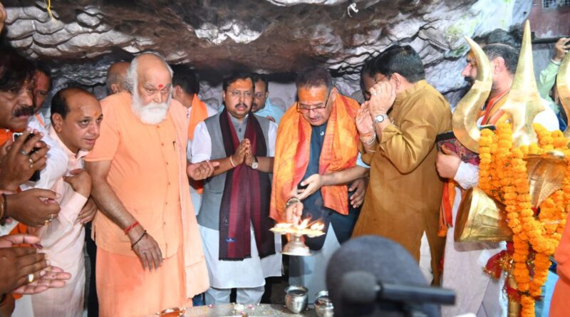 कैबिनेट मंत्री जोशी के साथ टपकेश्वर महादेव मंदिर में भाजपा राष्ट्रीय अध्यक्ष ने की पूजा अर्चना,प्रदेशवासियों के सुख, समृद्धि एवं खुशहाली की कामना कैबिनेट मंत्री जोशी के साथ टपकेश्वर महादेव मंदिर में भाजपा राष्ट्रीय अध्यक्ष ने की पूजा अर्चना,प्रदेशवासियों के सुख, समृद्धि एवं खुशहाली की कामना