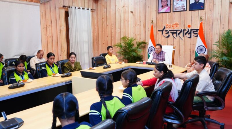 सीएम धामी ने बालिकाओं के साथ सुना प्रधानमंत्री के मन की बात का 134 वा संस्करण, छात्राओं से किया संवाद