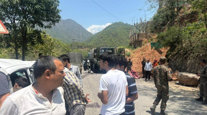 रुद्रप्रयाग जनपद के  नरकोटा में आर्मी ट्रक और कार की जबरदस्त भिड़ंत में पांच घायल, दो की हालत गंभीर  मौके पर मची अफरा-तफरी 