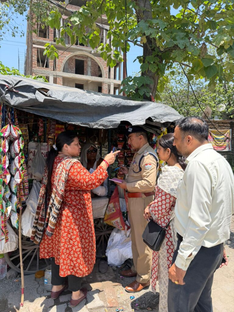जिला तंबाकू नियंत्रण प्रकोष्ठ देहरादून की टीम ने शैक्षणिक संस्थानों के नज़दीक टोबेको बेचने वालों पर की कार्रवाई, चालान व अर्थदंड वसूला