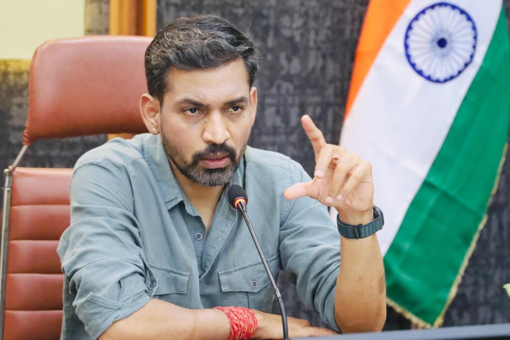 ग्रीन बिल्डिंग परियोजना के निर्माण कार्यों में लाएं तेजी  व नियमित करें मॉनिटरिंग , निर्धारित लेबर प्लान के अनुसार पर्याप्त श्रमिकों की करें तैनाती : डीएम आशीष चौहान