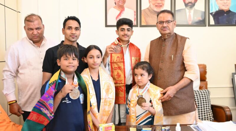 कैबिनेट मंत्री जोशी ने कराटे चैंपियनशिप के विजेताओं को जोशी ने किया सम्मानित , कहा -राज्य सरकार खेलों को बढ़ावा देने तथा खिलाड़ियों को बेहतर सुविधाएं उपलब्ध कराने को प्रतिबद्ध कैबिनेट मंत्री जोशी ने कराटे चैंपियनशिप के विजेताओं को जोशी ने किया सम्मानित , कहा -राज्य सरकार खेलों को बढ़ावा देने तथा खिलाड़ियों को बेहतर सुविधाएं उपलब्ध कराने को प्रतिबद्ध