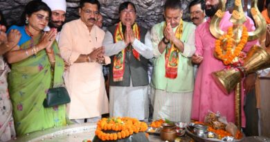 कैबिनेट मंत्री जोशी ने केन्द्र सरकार के 12 वर्ष पूर्ण होने पर  टपकेश्वर मंदिर में की पूजा-अर्चना, प्रधानमंत्री मोदी को दी बधाई एवं शुभकामनाएं