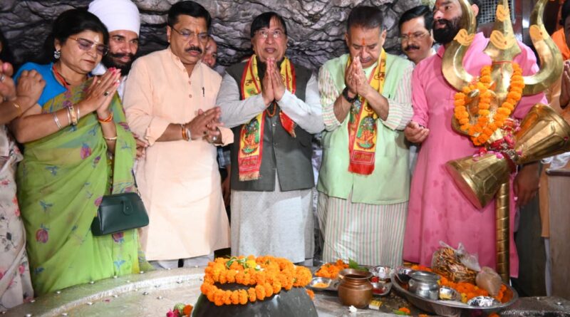 कैबिनेट मंत्री जोशी ने केन्द्र सरकार के 12 वर्ष पूर्ण होने पर  टपकेश्वर मंदिर में की पूजा-अर्चना, प्रधानमंत्री मोदी को दी बधाई एवं शुभकामनाएं