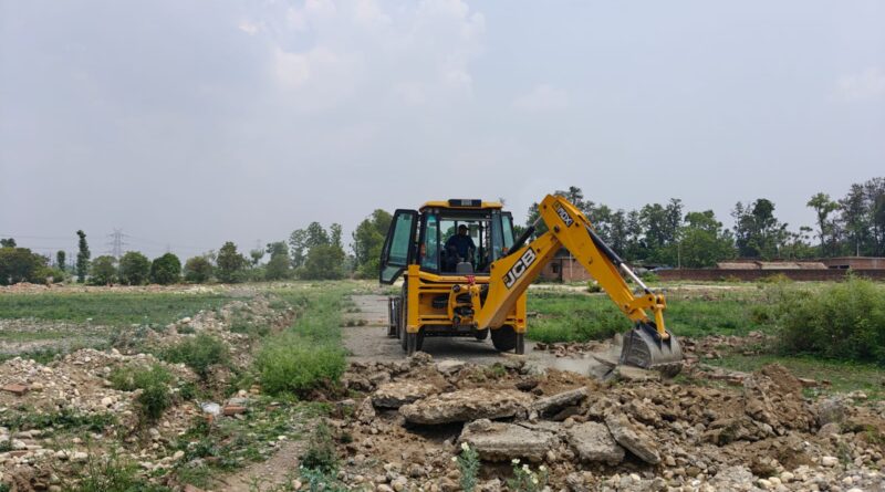 सहसपुर के कल्याणपुर में एमडीडीए ने की बड़ी कार्रवाई, 50 बीघा में अवैध कॉलोनी पर गरजी जेसीबी, सीसी सड़क और प्लॉट चिन्हीकरण किए ध्वस्त