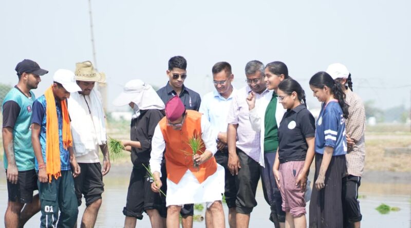 पंतनगर  में आयोजित पूर्व छात्र कार्यशाला “ब्रेन 3.0 में पहुंचे केंद्रीय कृषि मंत्री शिवराज चौहान , कहा – देश के अन्न भंडार पूरी तरह भरे हुए ,  चावल उत्पादन में भारत, चीन को पछाड़कर विश्व में प्रथम स्थान पर पहुंचा
