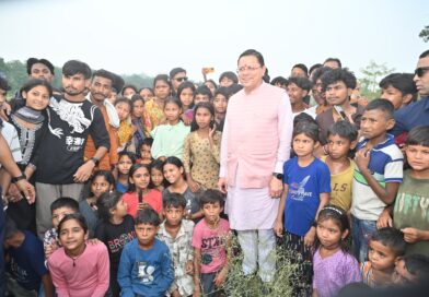 मुख्यमंत्री धामी को अपने बीच पाकर बच्चे हुए उत्साहित, खुशी – खुशी जमकर ली सेल्फी