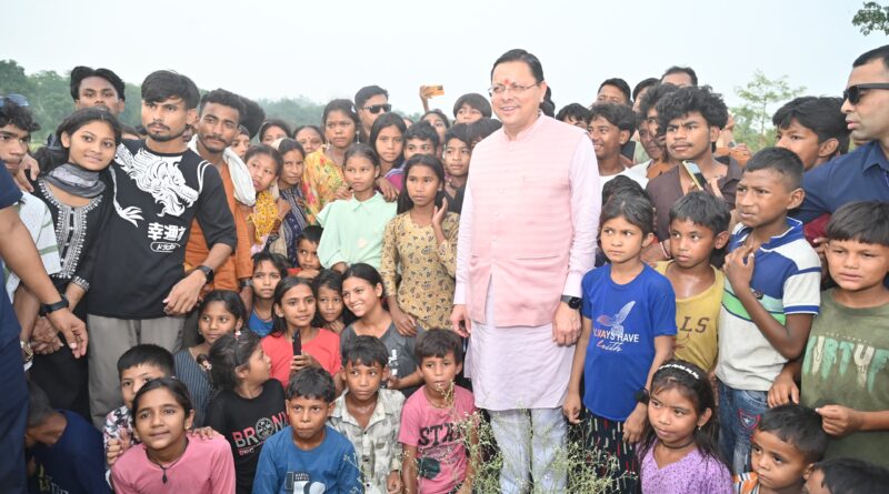 मुख्यमंत्री धामी को अपने बीच पाकर बच्चे हुए उत्साहित, खुशी – खुशी जमकर ली सेल्फी