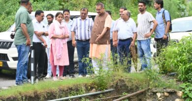 कैबिनेट मंत्री जोशी ने संवेदनशील क्षेत्रों का दौरा कर  सुरक्षात्मक कार्यों का लिया जायजा, सभी कार्यों को निर्धारित समय सीमा में पूर्ण करने की ताकीद
