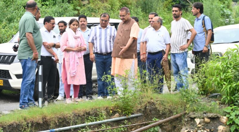कैबिनेट मंत्री जोशी ने संवेदनशील क्षेत्रों का दौरा कर  सुरक्षात्मक कार्यों का लिया जायजा, सभी कार्यों को निर्धारित समय सीमा में पूर्ण करने की ताकीद