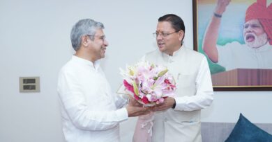 सीएम पुष्कर धामी ने केंद्रीय रेल मंत्री से मुलाकात कर उत्तराखण्ड की रेल परियोजनाओं एवं कनेक्टिविटी के विस्तार पर की वार्ता ,मुख्यमंत्री के अनुरोध पर अश्विनी वैष्णव ने रखे गए प्रस्तावों पर दिखाई सहमति की हरी झंडी