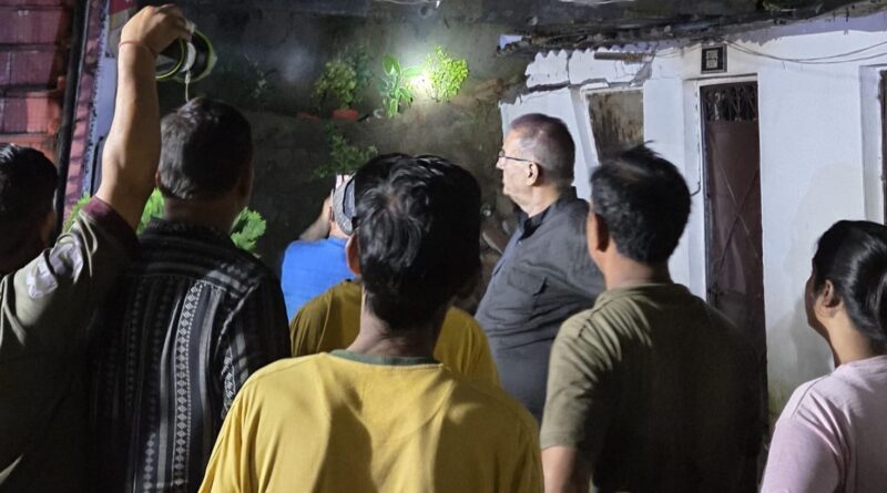 भारी बारिश के कारण विजय कॉलोनी की खाला बस्ती में दीवार ढहने से कई मकानों को नुकसान,कैबिनेट मंत्री जोशी मौके पर पहुंचे, लिया जायजा