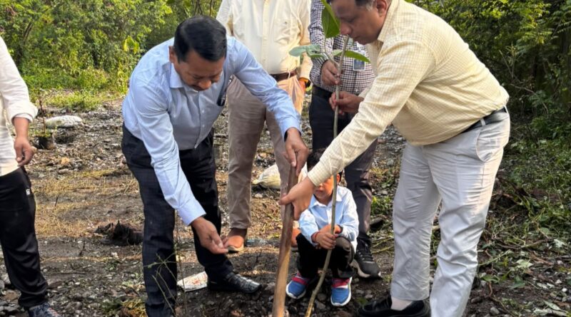 हरेला पर हरित दून’ के संकल्प के साथ एमडीडीए ने रखा एक लाख पौधों का लक्ष्य, प्राधिकरण उपाध्यक्ष तिवारी ने पौधारोपण कर कहा –  लोगों के मन में पर्यावरण संरक्षण की चेतना विकसित करना मकसद