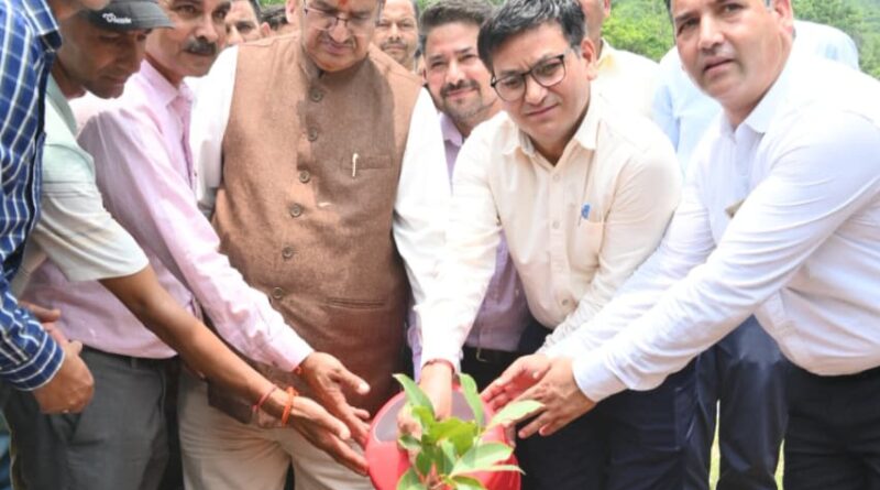 लोकपर्व हरेला पर टिहरी के परोगी गांव में कृषि मंत्री जोशी ने किया वृक्षारोपण, पर्यावरण संरक्षण का दिलाया संकल्प