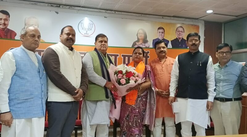 कांग्रेस को फिर लगा झटका- महिला जिलाध्यक्ष समेत कई जनप्रतिनिधि हुए भाजपा में शामिल, महेंद्र भट्ट बोले- पार्टी के प्रति मातृ शक्ति की बढ़ती विश्वसनीयता को दर्शाती है ज्वाइनिंग