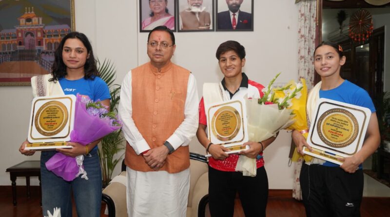 मुख्यमंत्री धामी ने किया अंतरराष्ट्रीय स्तर पर पदक जीतने वाली उत्तराखंड की महिला मुक्केबाज को सम्मानित , कहा—सरकार खिलाड़ियों को हरसंभव सहयोग देने के लिए प्रतिबद्ध