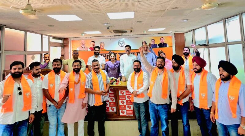 कुनबा बढ़ने का सिलसिला जारी –  बड़ी संख्या में राजनीतिक व सामाजिक कार्यकर्ताओं ने थामा भाजपा का दामन,  पार्टी का पारंपरिक पटका और माला पहनाकर विधिवत पार्टी की प्राथमिक सदस्यता दिलाई