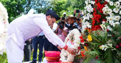 मुख्यमंत्री धामी ने शहीद स्मारक पर पुष्पचक्र अर्पित कर कारगिल के अमर शहीदों को दी भावभीनी श्रद्धांजलि , परमवीर चक्र से सम्मानित वीरों के लिए अनुग्रह राशि को बढ़ाकर 2 करोड़ करने की घोषणा मुख्यमंत्री धामी ने शहीद स्मारक पर पुष्पचक्र अर्पित कर कारगिल के अमर शहीदों को दी भावभीनी श्रद्धांजलि , परमवीर चक्र से सम्मानित वीरों के लिए अनुग्रह राशि को बढ़ाकर 2 करोड़ करने की घोषणा