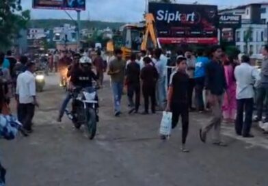 सीएम धामी की सख्ती के बाद हरकत में आया महकमा, नंदा की चौकी में 12 घंटे में लौटी रफ्तार, सुबह भारी बारिश के बीच नए पुल की एप्रोच रोड धंसी, शाम तक हो गई चलने लायक