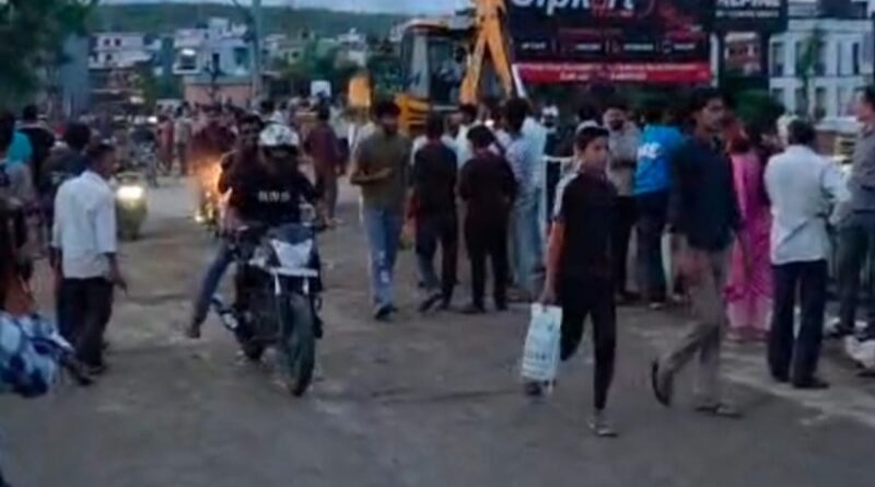 सीएम धामी की सख्ती के बाद हरकत में आया महकमा, नंदा की चौकी में 12 घंटे में लौटी रफ्तार, सुबह भारी बारिश के बीच नए पुल की एप्रोच रोड धंसी, शाम तक हो गई चलने लायक