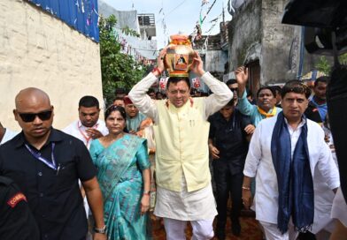 भगवानपुर से समरसता संकल्प अभियान का शुभारंभ, कलश को अपने सिर पर रखकर कार्यक्रम स्थल पहुंचे मुख्यमंत्री धामी, संत रविदास के संदेश को जन-जन तक पहुंचाने का किया आह्वान भगवानपुर से समरसता संकल्प अभियान का शुभारंभ, कलश को अपने सिर पर रखकर कार्यक्रम स्थल पहुंचे मुख्यमंत्री धामी, संत रविदास के संदेश को जन-जन तक पहुंचाने का किया आह्वान
