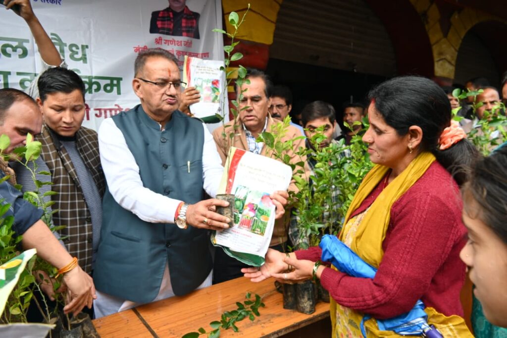 कृषि मंत्री जोशी ने बुरांशखंडा में किसानों को निःशुल्क  वितरित किए बीज, सेब-कीवी बागानों और पॉलीहाउस को बढ़ावा देने की ताकीद