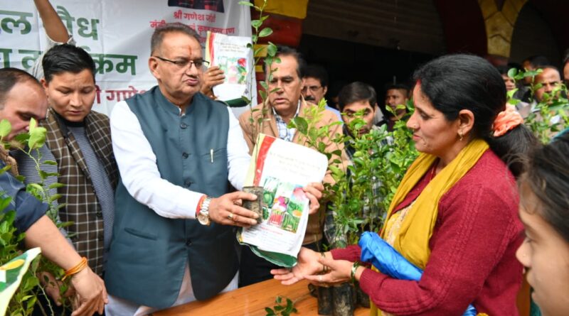 कृषि मंत्री जोशी ने बुरांशखंडा में किसानों को निःशुल्क  वितरित किए बीज, सेब-कीवी बागानों और पॉलीहाउस को बढ़ावा देने की ताकीद