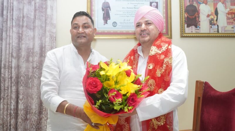कैबिनेट मंत्री कैड़ा ने श्री दरबार साहिब में मत्था टेककर लिया आशीर्वाद, किया अनुरोध, कुमाऊँ में भी शिक्षा-स्वास्थ्य की नई अलख जगाए एसजीआरआर ग्रुप कैबिनेट मंत्री कैड़ा ने श्री दरबार साहिब में मत्था टेककर लिया आशीर्वाद, किया अनुरोध, कुमाऊँ में भी शिक्षा-स्वास्थ्य की नई अलख जगाए एसजीआरआर ग्रुप
