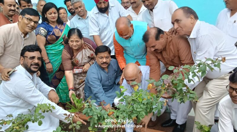 भाजपा परिवार ने प्रदेश अध्यक्ष महेंद्र भट्ट का जन्मदिन धार्मिक अनुष्ठान के साथ मनाया,पौधारोपण, फल वितरण कार्यक्रम आयोजित