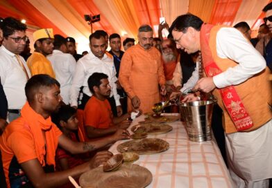 मुख्यमंत्री पुष्कर धामी ने हरिद्वार पहुंचकर किया शिव भक्तों का स्वागत और अभिनंदन – श्रद्धालुओं को अपने हाथों से परोसा भोजन, पाँच पुलिसकर्मियों एवं पाँच पर्यावरण मित्रों को सराहनीय सेवाओं के लिए किया सम्मानित