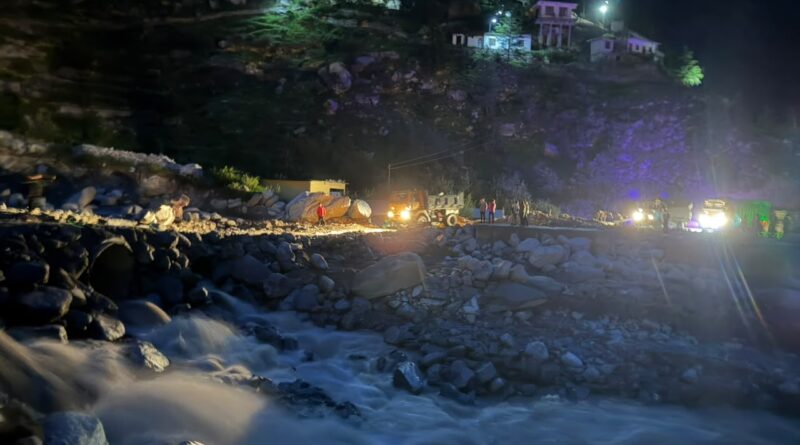 मुख्यमंत्री धामी के सख्त निर्देशों का असर : रिकॉर्ड समय में तमक नाले पर यातायात सुचारु,    ह्यूम पाइप डालकर अस्थाई मोटर मार्ग तैयार