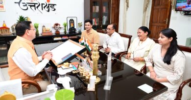 मुख्यमंत्री धामी से मिले शेफ केशव नेगी, सहयोग एवं संवेदनशीलता के लिए जताया आभार सीएम ने कहा – उत्तराखण्ड सरकार राज्य के प्रत्येक नागरिक के हितों की रक्षा के लिए सदैव प्रतिबद्ध