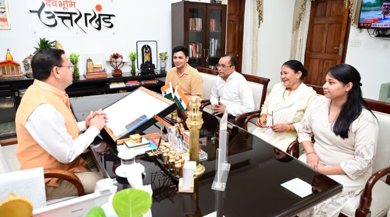मुख्यमंत्री धामी से मिले शेफ केशव नेगी, सहयोग एवं संवेदनशीलता के लिए जताया आभार सीएम ने कहा – उत्तराखण्ड सरकार राज्य के प्रत्येक नागरिक के हितों की रक्षा के लिए सदैव प्रतिबद्ध